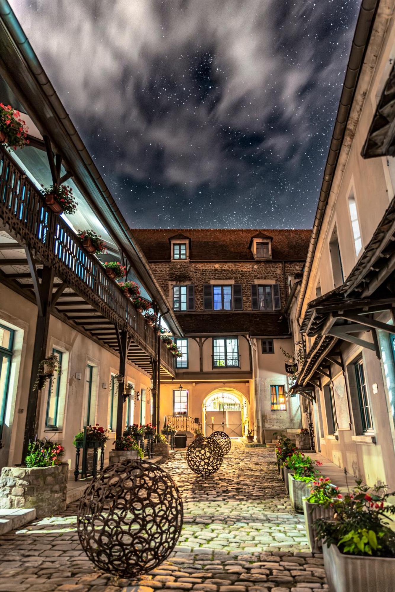 Hotel De La Poste Аваллон Экстерьер фото